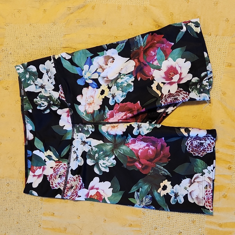 Nike The One Tight Fit Women's Floral Biker Shorts